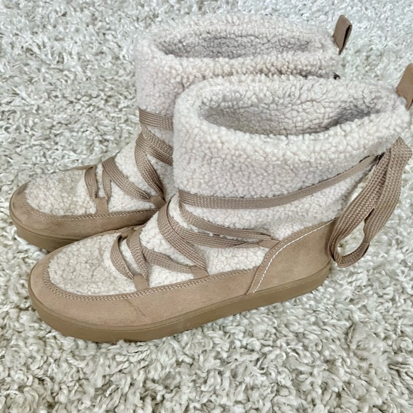 Universal Thread Shoes - Moon Boot/Ugg Style Snow Boots, Size 9